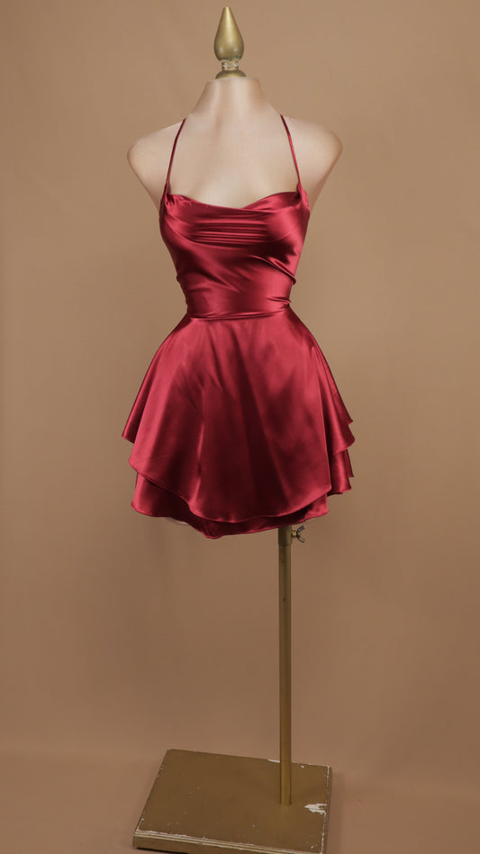 Vestido corto satinado con escote drapeado y falda de capas