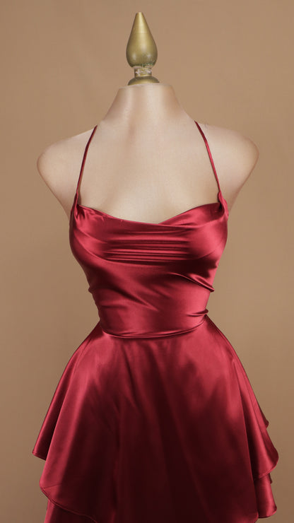 Vestido corto satinado con escote drapeado y falda de capas
