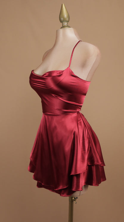 Vestido corto satinado con escote drapeado y falda de capas