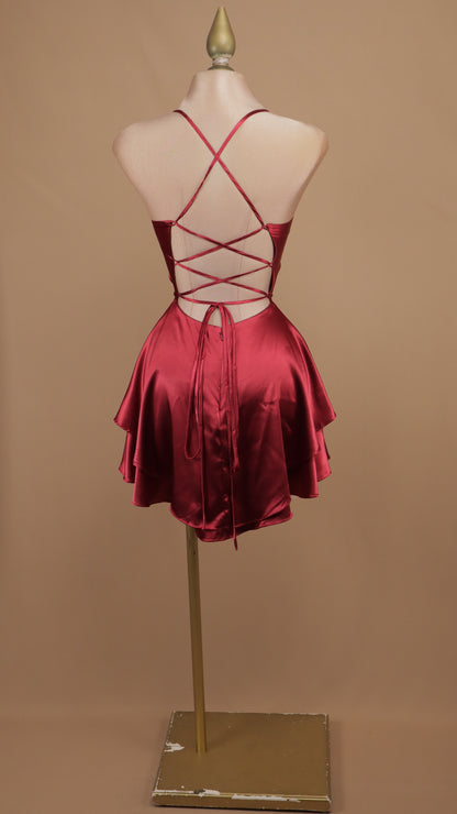 Vestido corto satinado con escote drapeado y falda de capas