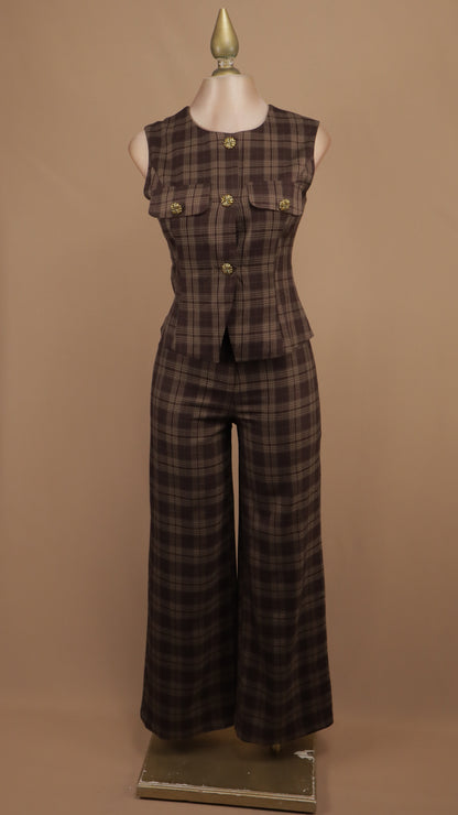 Conjunto de dos piezas con chaleco estructurado y pantalón en estampado de cuadros escoceses