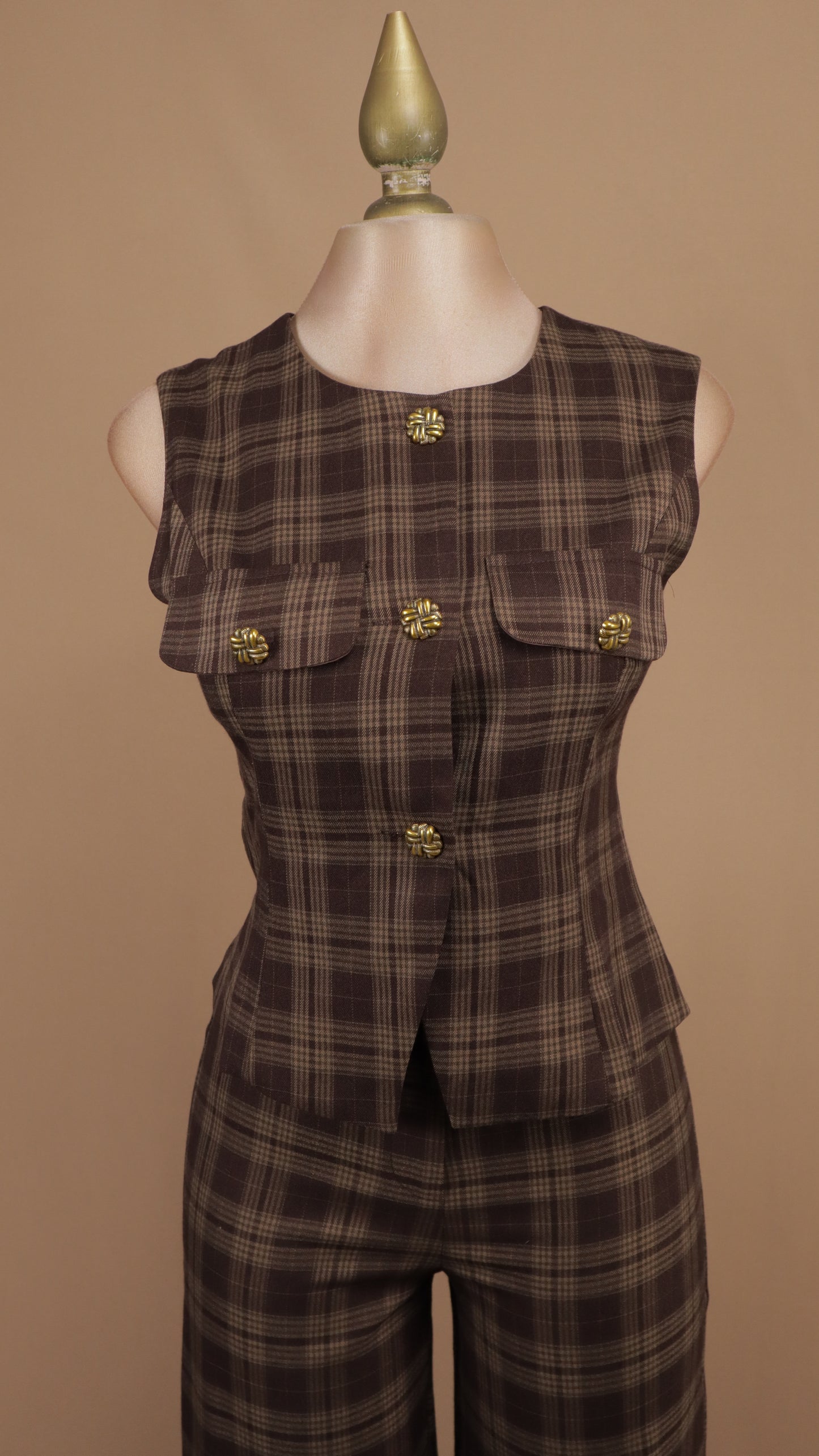 Conjunto de dos piezas con chaleco estructurado y pantalón en estampado de cuadros escoceses