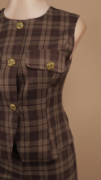 Conjunto de dos piezas con chaleco estructurado y pantalón en estampado de cuadros escoceses