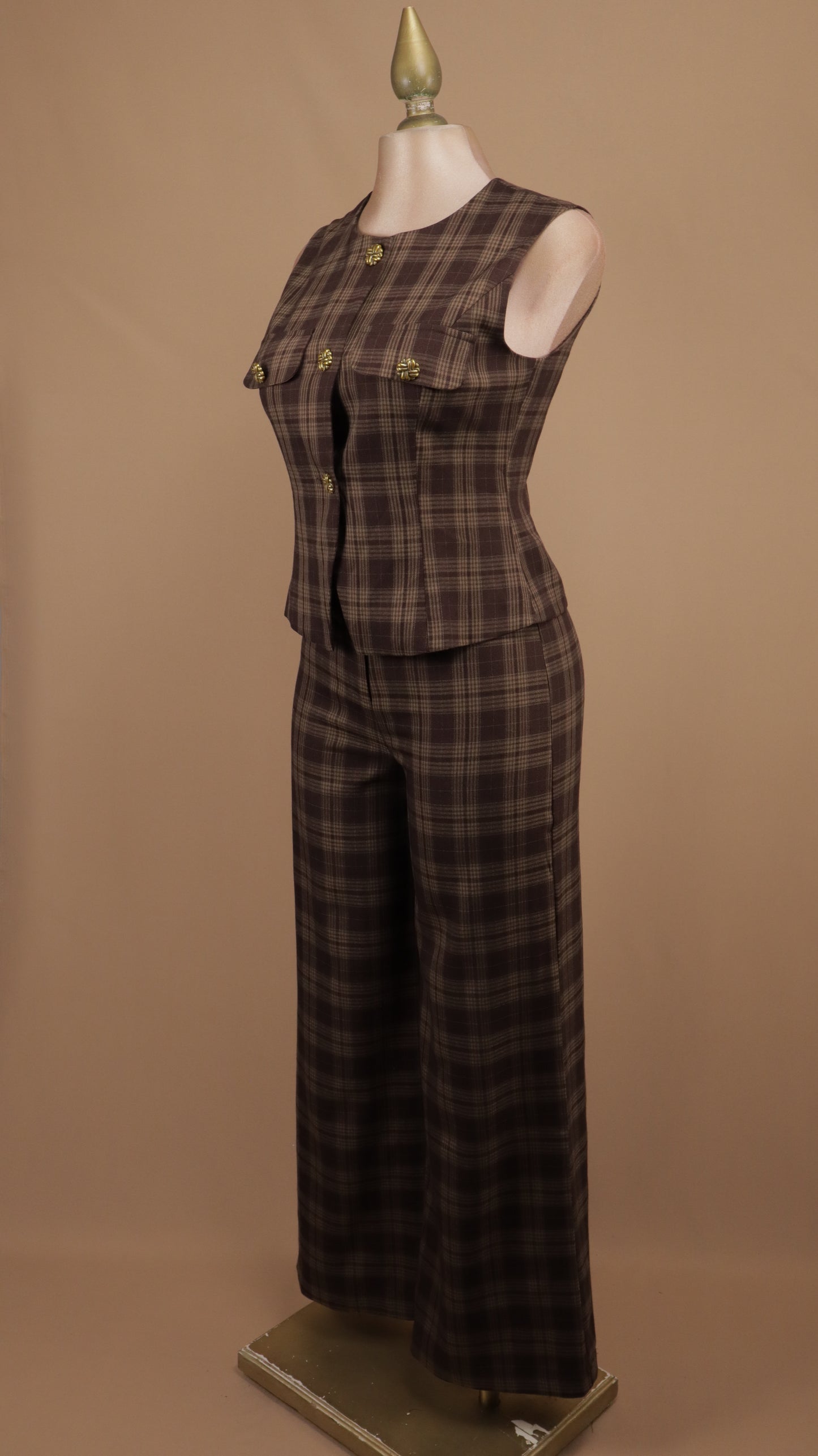 Conjunto de dos piezas con chaleco estructurado y pantalón en estampado de cuadros escoceses