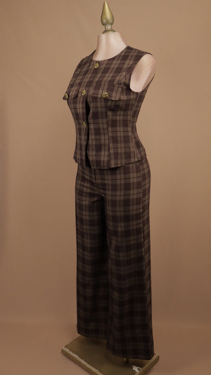 Conjunto de dos piezas con chaleco estructurado y pantalón en estampado de cuadros escoceses
