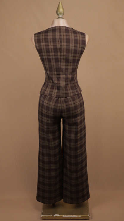 Conjunto de dos piezas con chaleco estructurado y pantalón en estampado de cuadros escoceses