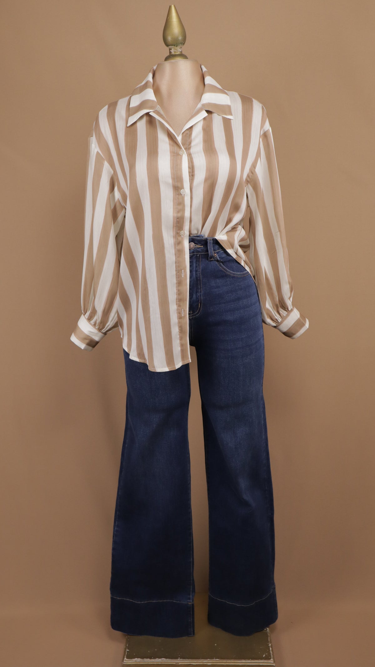 Atuendo casual de camisa satinada a rayas verticales