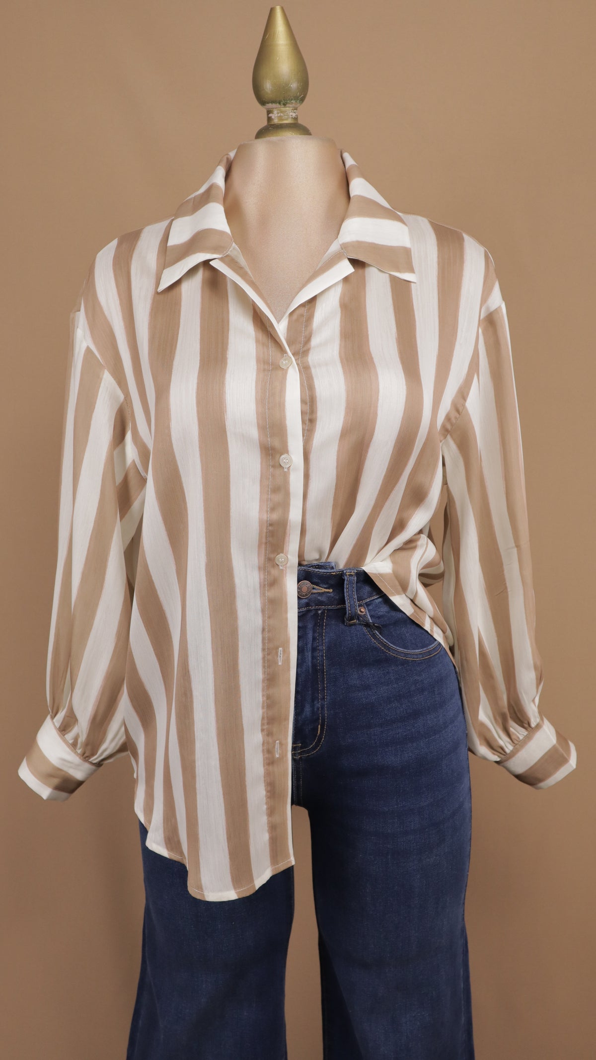 Atuendo casual de camisa satinada a rayas verticales