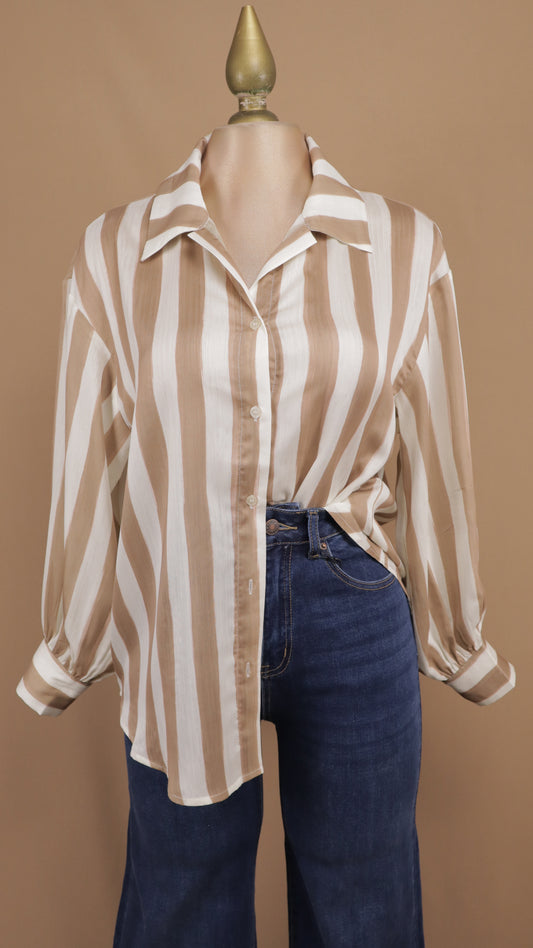 Atuendo casual de camisa satinada a rayas verticales