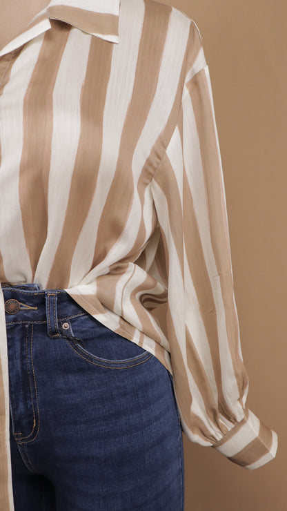 Atuendo casual de camisa satinada a rayas verticales