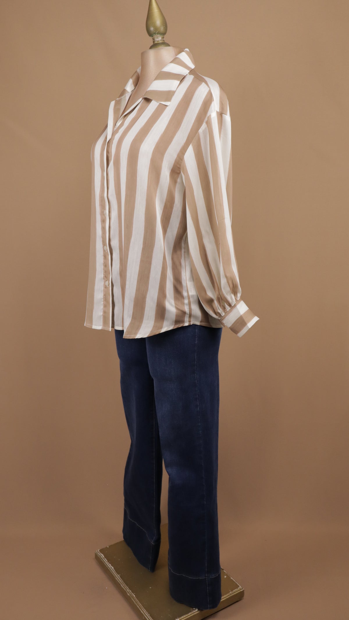 Atuendo casual de camisa satinada a rayas verticales