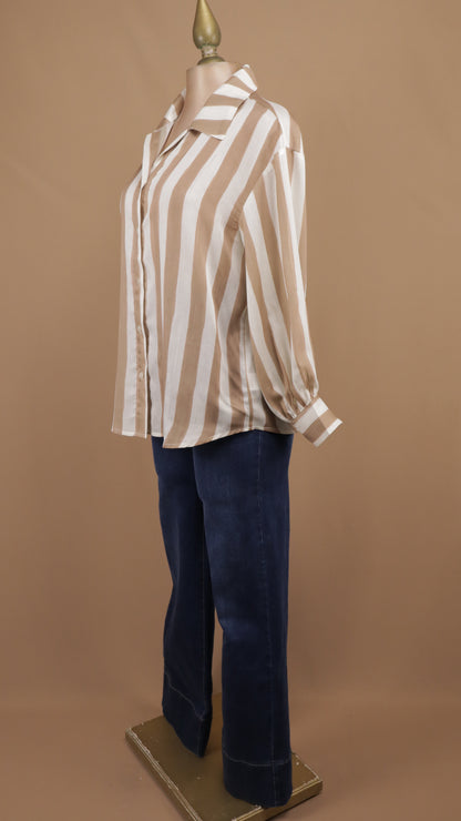 Atuendo casual de camisa satinada a rayas verticales