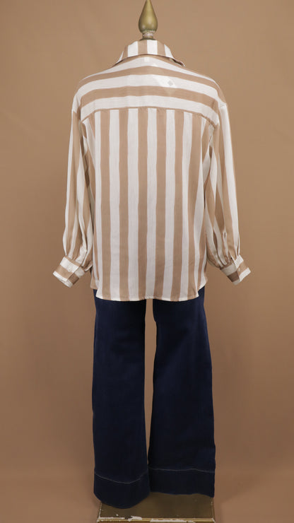 Atuendo casual de camisa satinada a rayas verticales