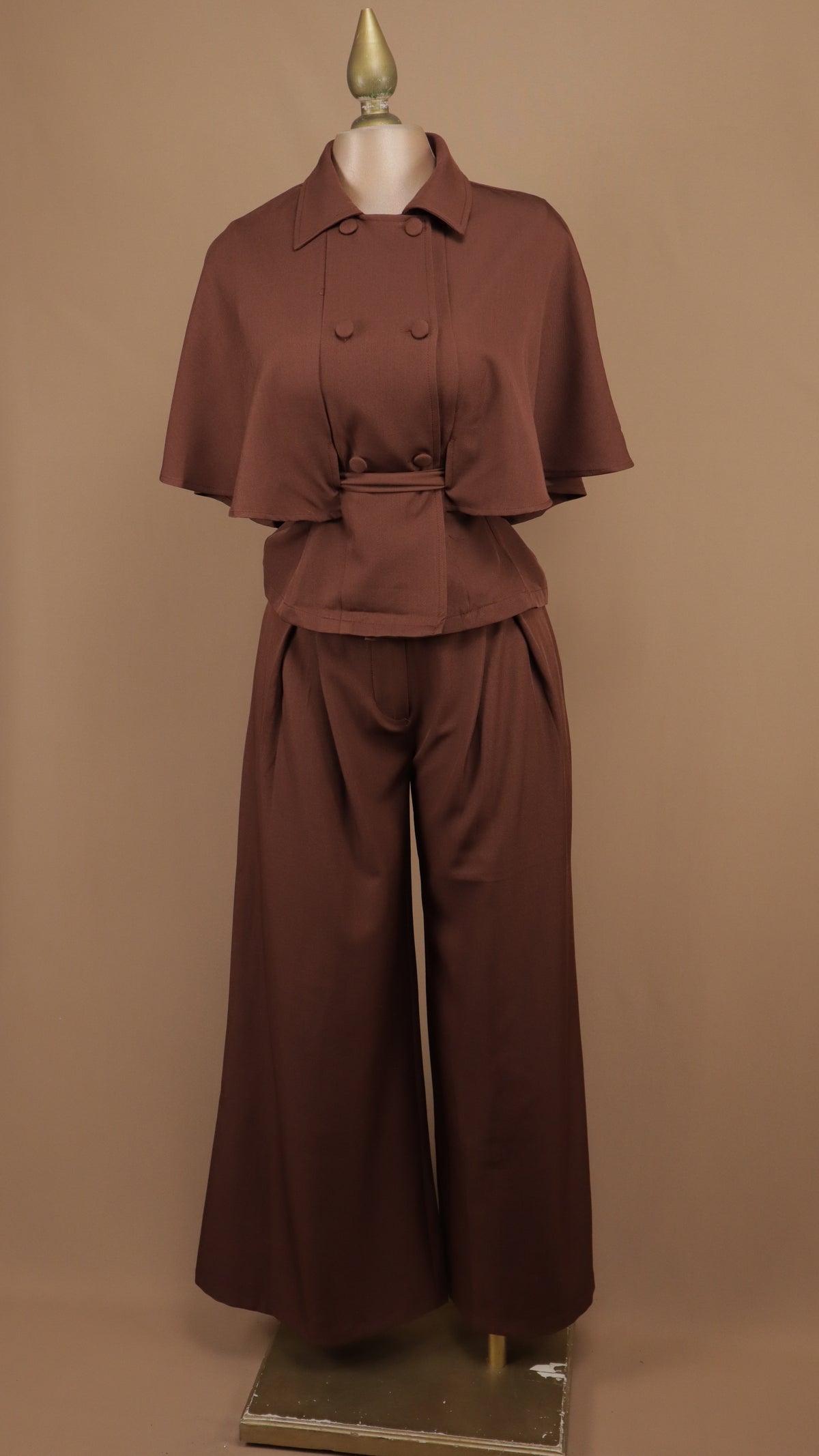Conjunto sastrero de dos piezas con chaqueta tipo capa doble botonadura y pantalón