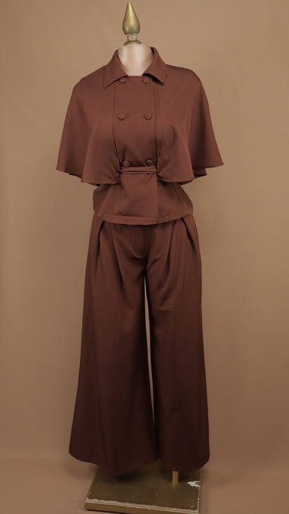 Conjunto sastrero de dos piezas con chaqueta tipo capa doble botonadura y pantalón