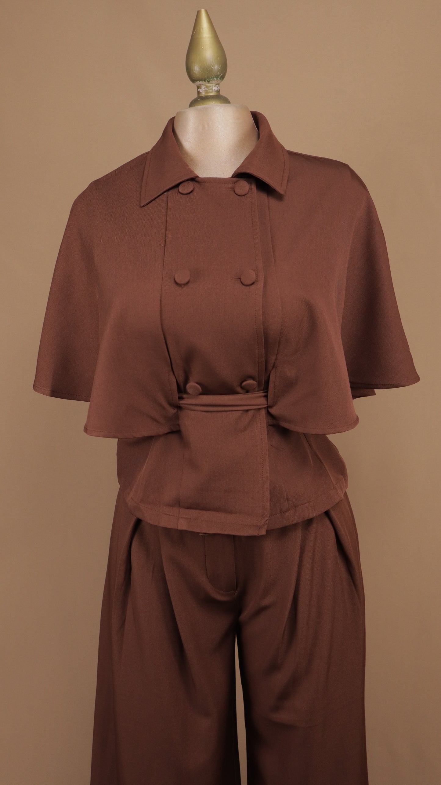 Conjunto sastrero de dos piezas con chaqueta tipo capa doble botonadura y pantalón