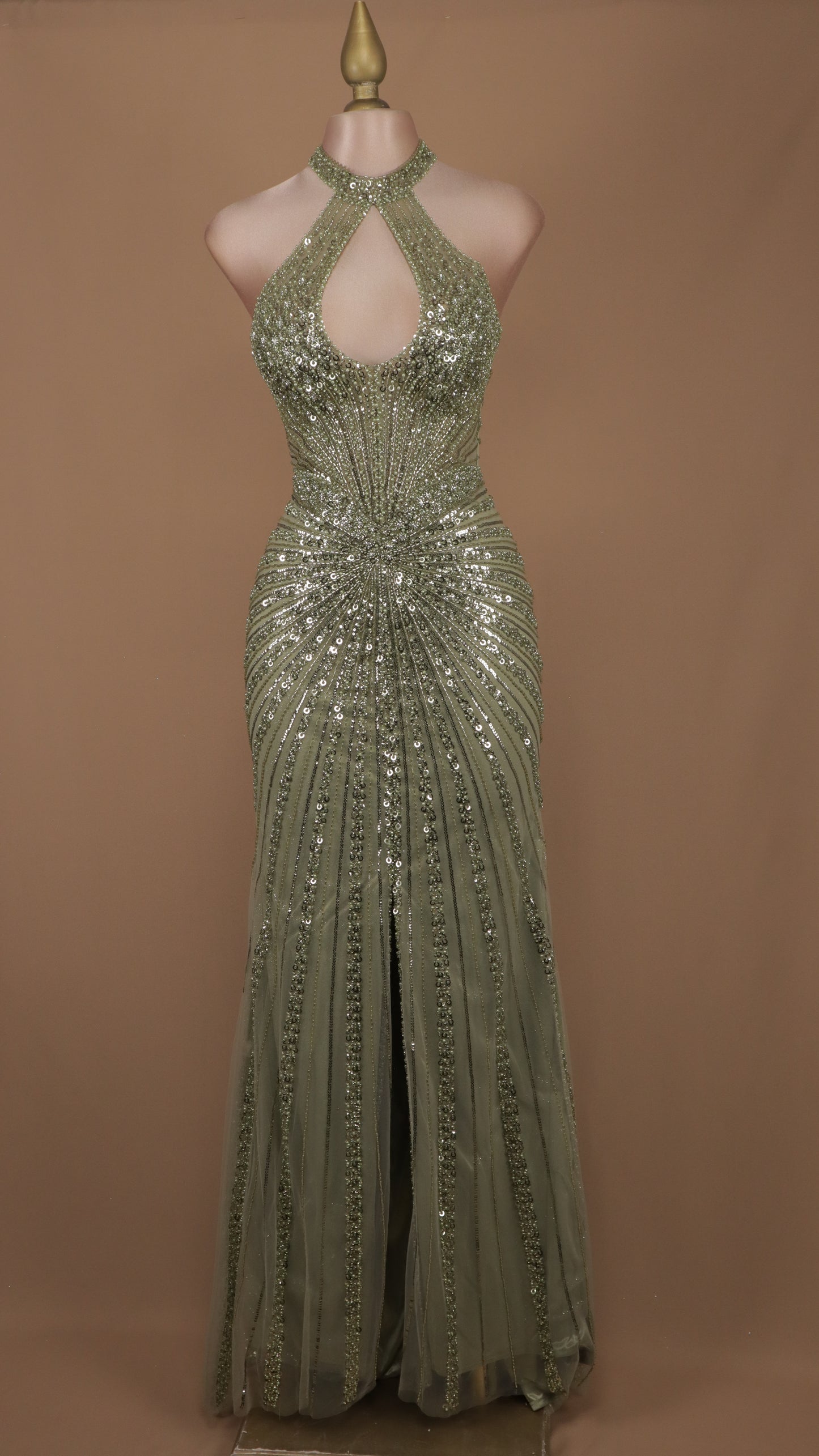 Vestido largo de graduación cuello halter con escote