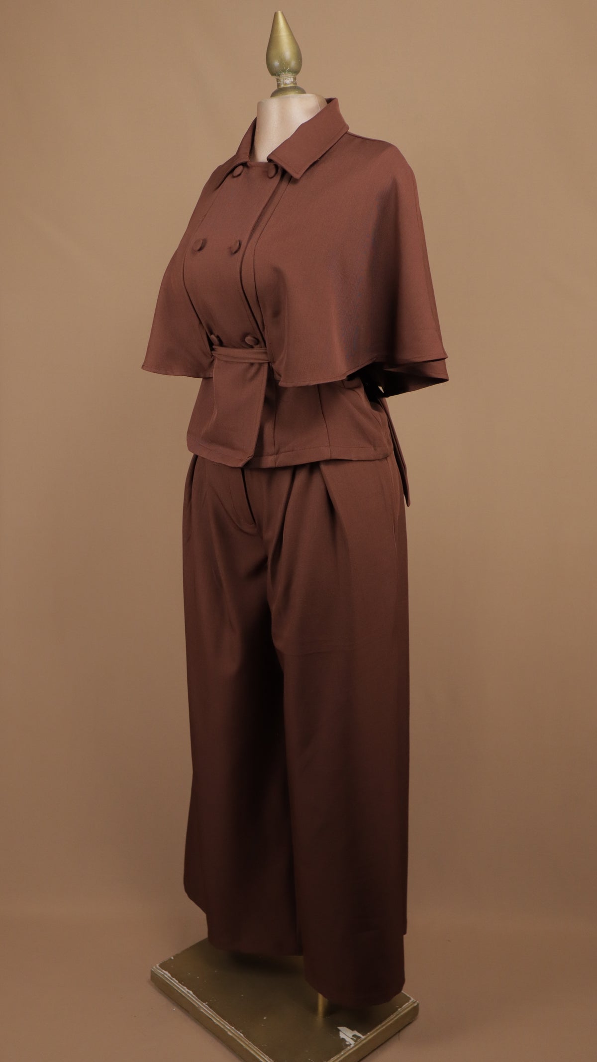 Conjunto sastrero de dos piezas con chaqueta tipo capa doble botonadura y pantalón