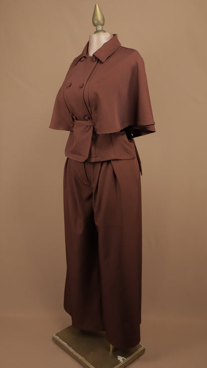 Conjunto sastrero de dos piezas con chaqueta tipo capa doble botonadura y pantalón