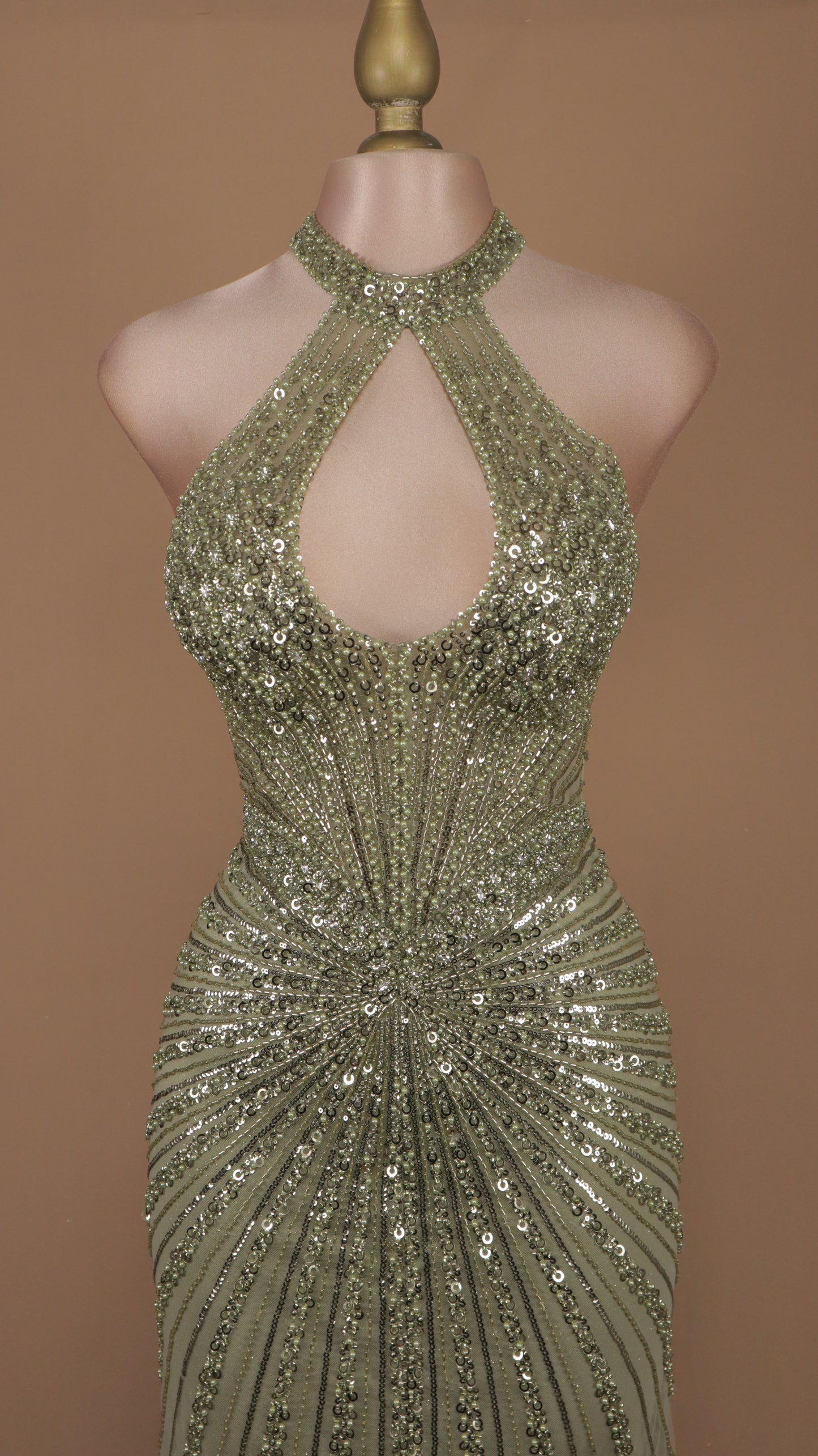 Vestido largo de graduación cuello halter con escote