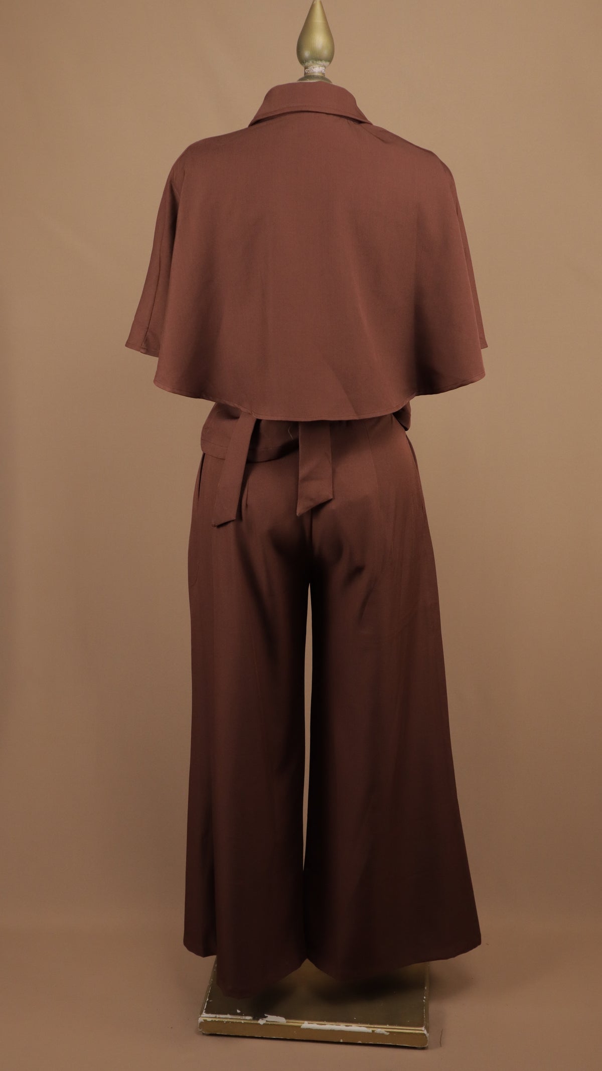 Conjunto sastrero de dos piezas con chaqueta tipo capa doble botonadura y pantalón