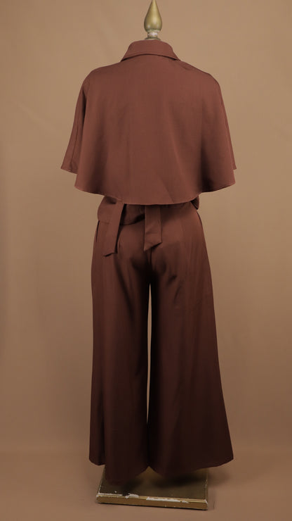 Conjunto sastrero de dos piezas con chaqueta tipo capa doble botonadura y pantalón