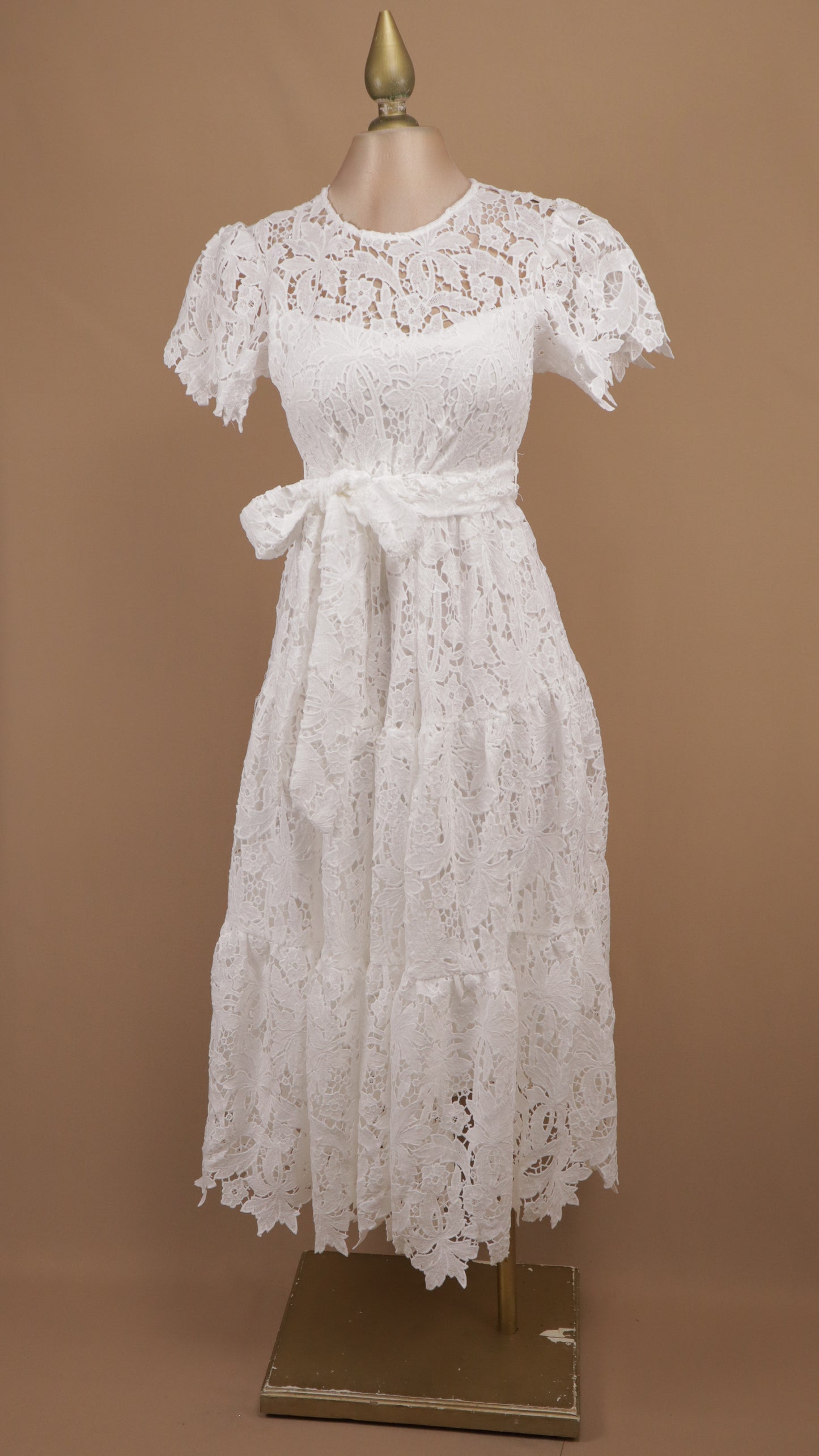 Vestido midi de encaje guipur con falda escalonada y lazo en la cintura