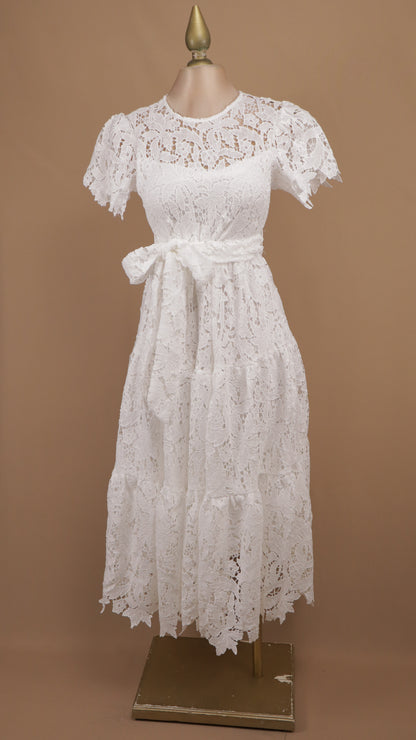 Vestido midi de encaje guipur con falda escalonada y lazo en la cintura