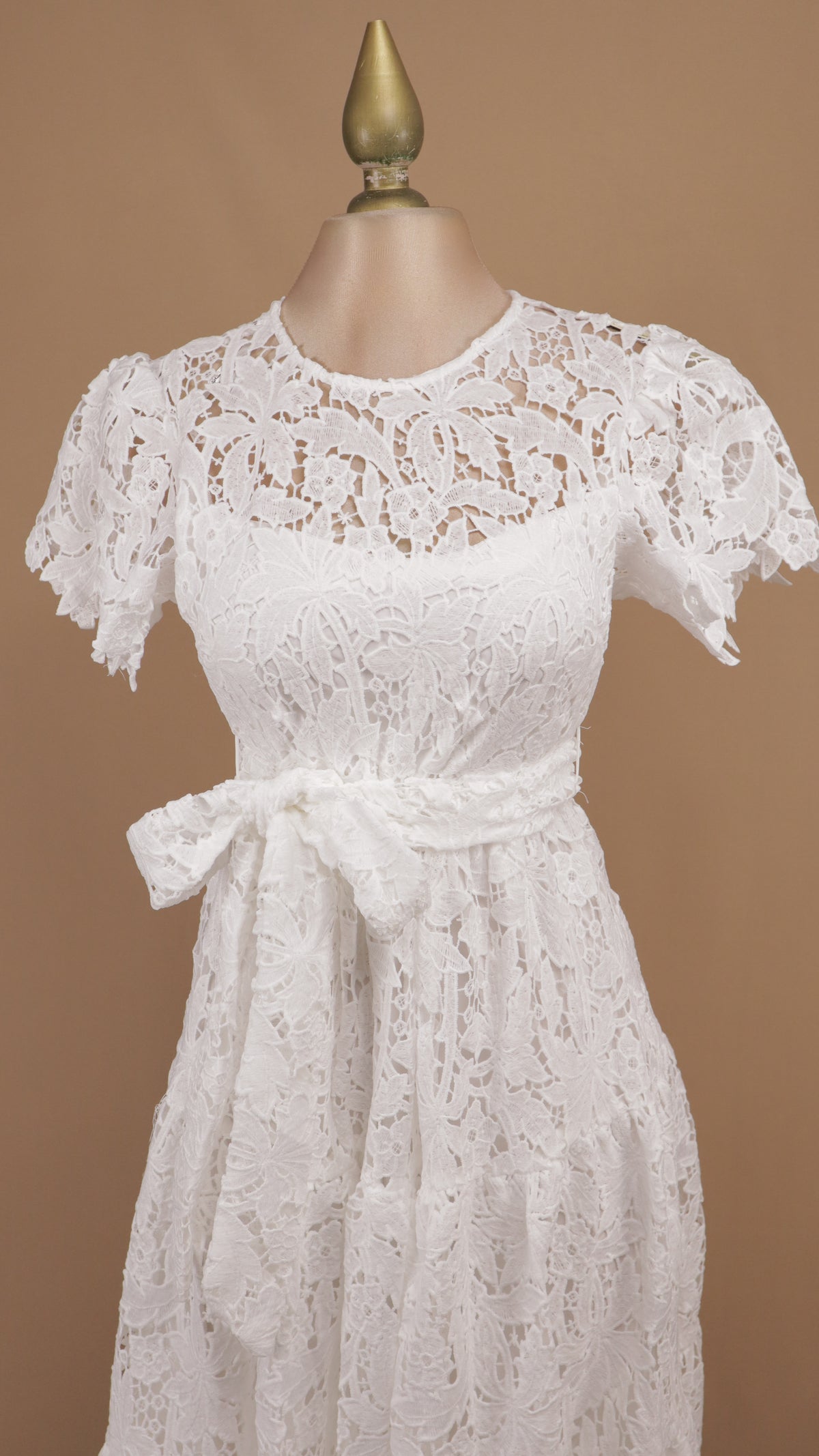 Vestido midi de encaje guipur con falda escalonada y lazo en la cintura