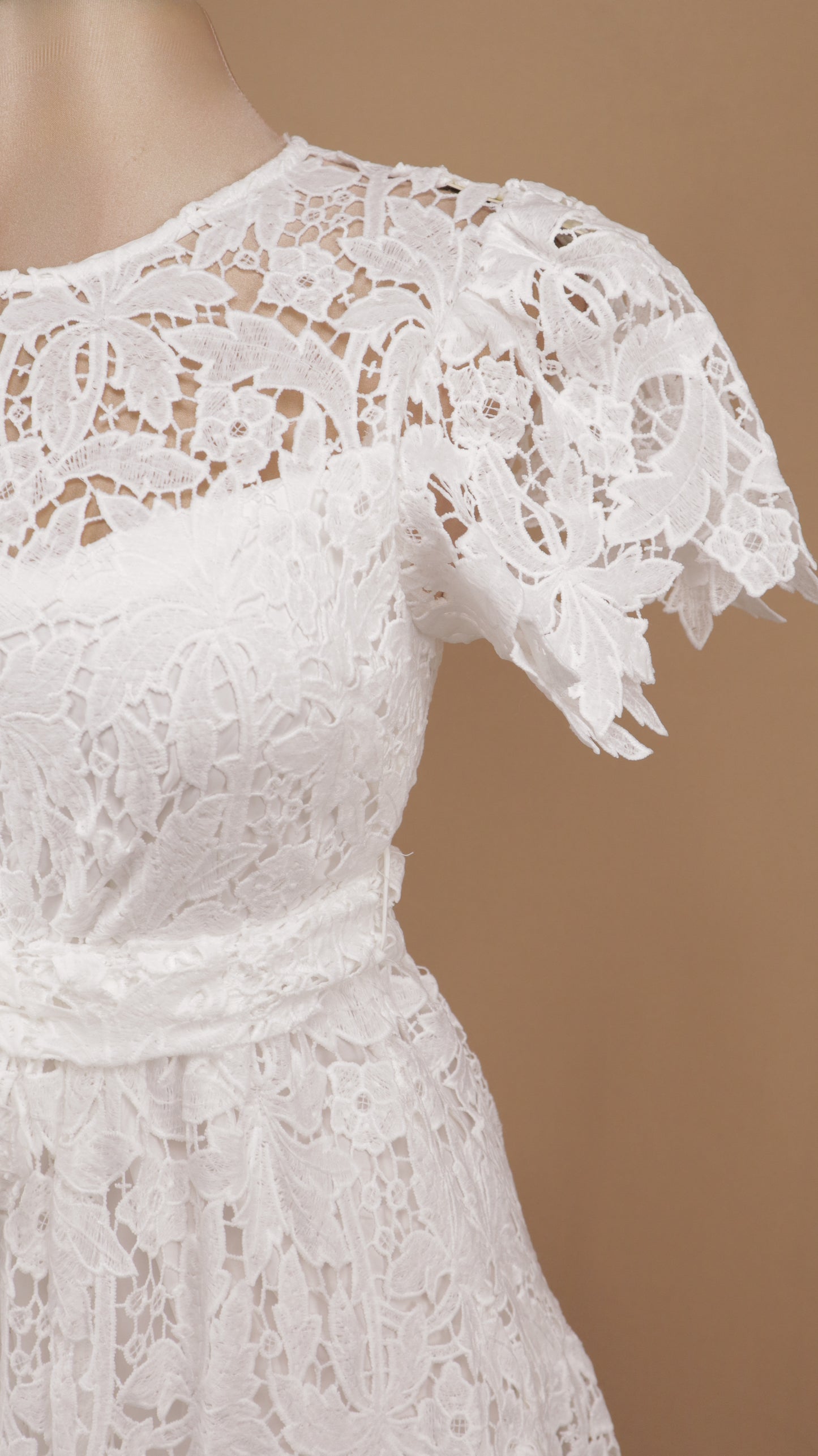 Vestido midi de encaje guipur con falda escalonada y lazo en la cintura