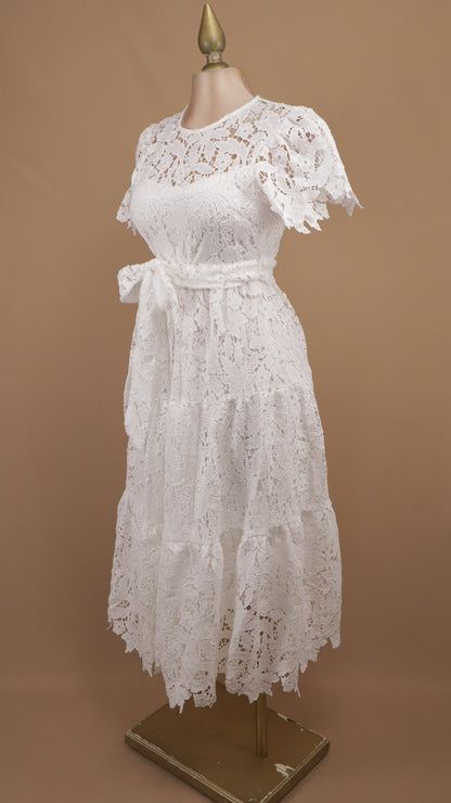 Vestido midi de encaje guipur con falda escalonada y lazo en la cintura