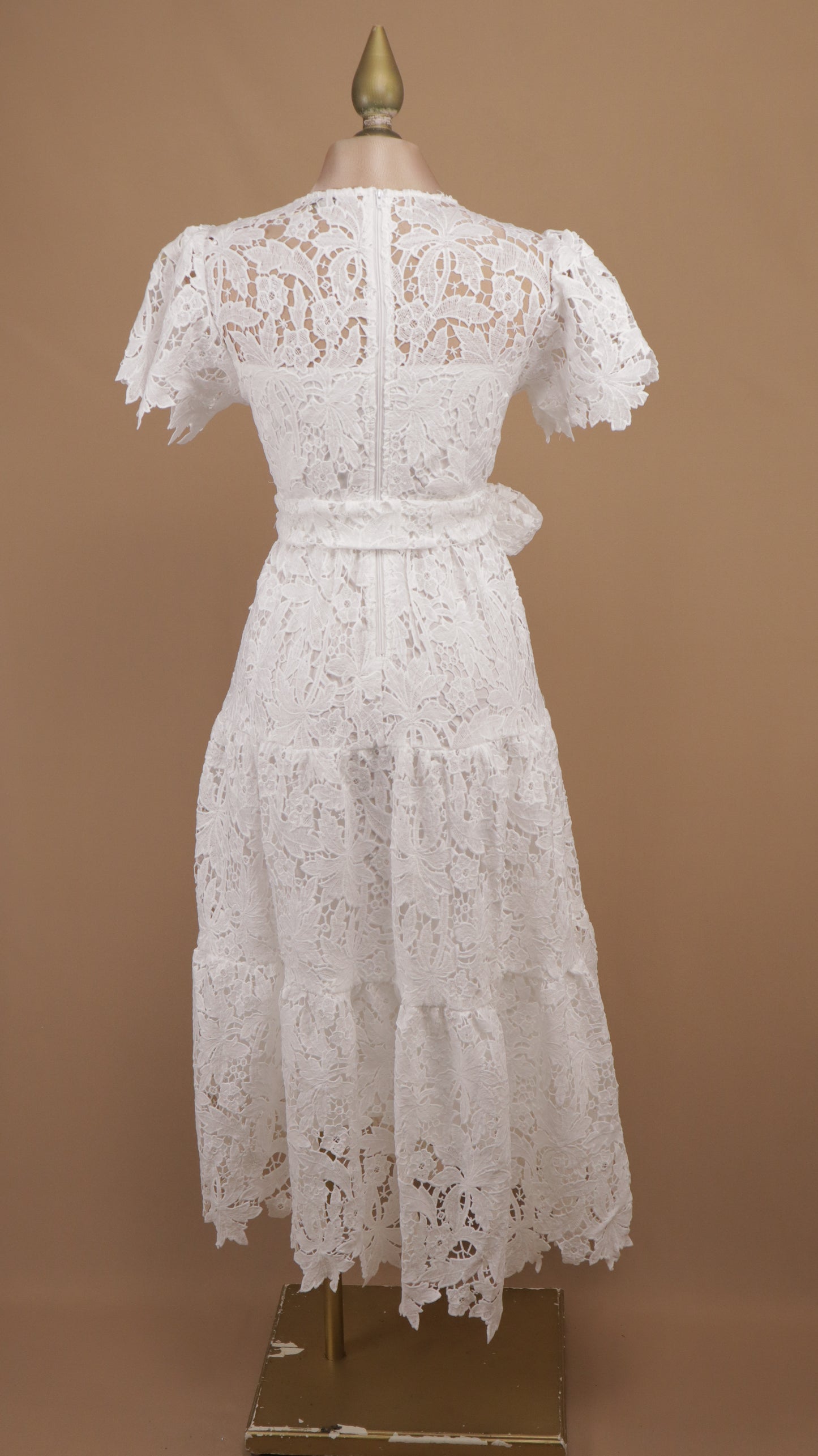 Vestido midi de encaje guipur con falda escalonada y lazo en la cintura