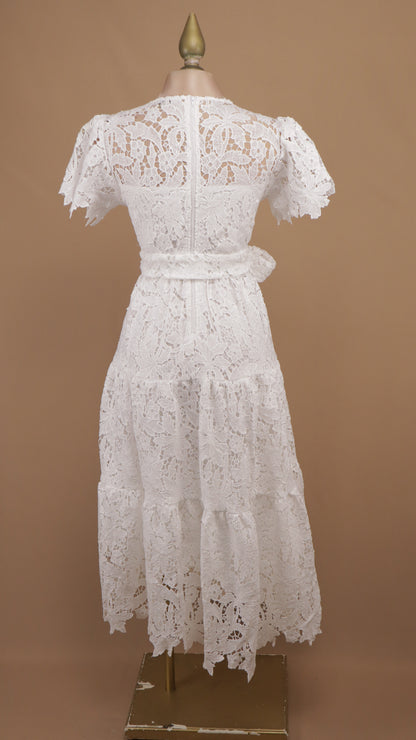 Vestido midi de encaje guipur con falda escalonada y lazo en la cintura