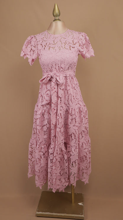 Vestido midi de encaje guipur con falda escalonada y lazo en la cintura