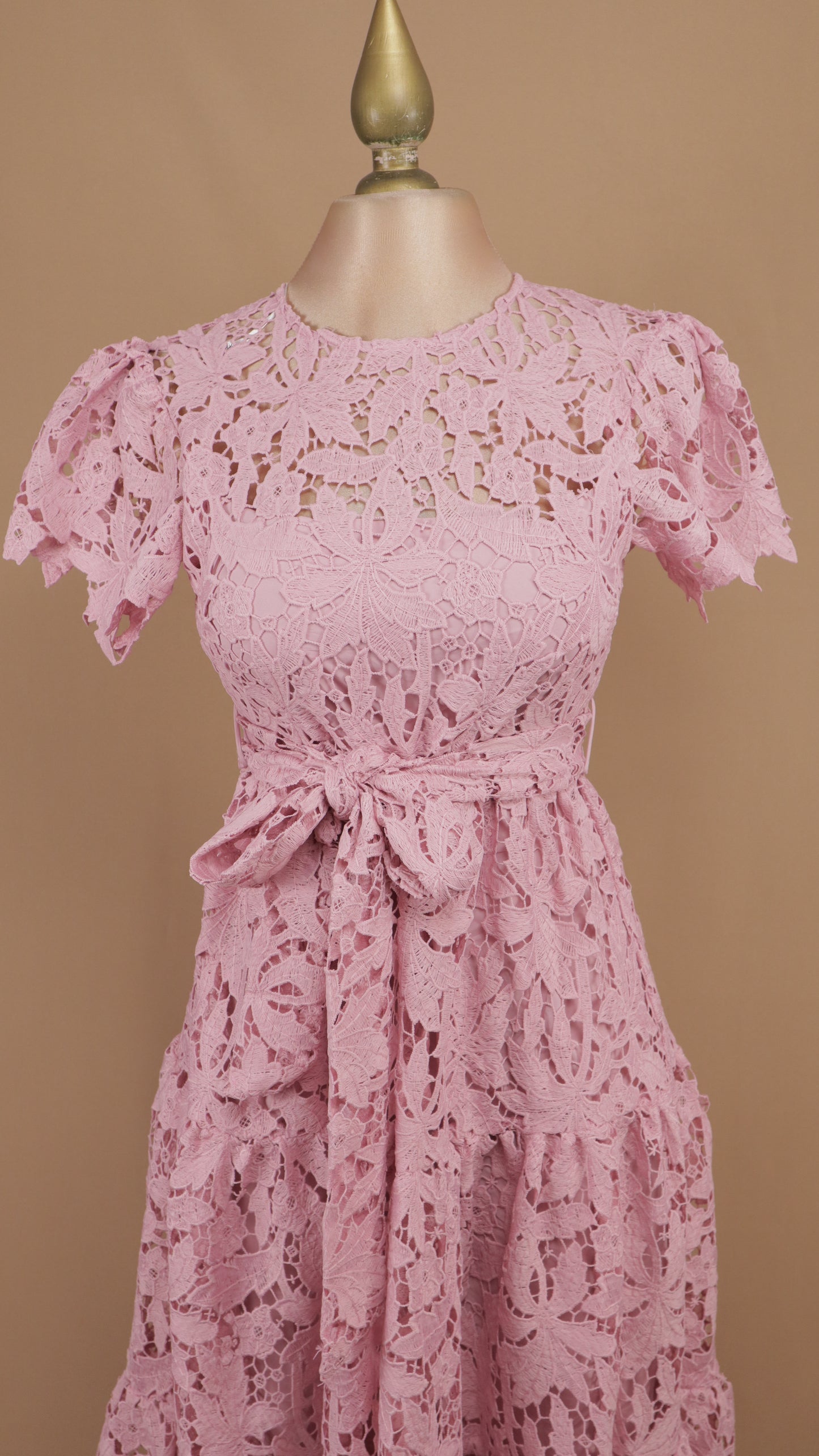 Vestido midi de encaje guipur con falda escalonada y lazo en la cintura