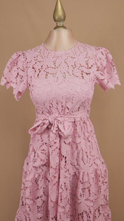 Vestido midi de encaje guipur con falda escalonada y lazo en la cintura