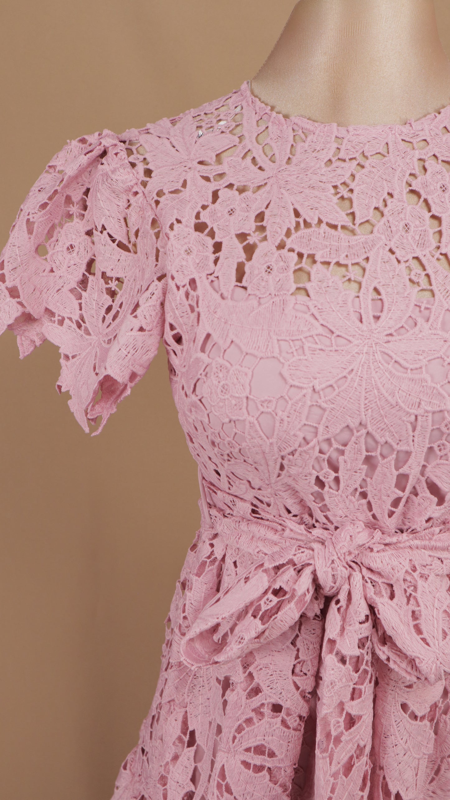 Vestido midi de encaje guipur con falda escalonada y lazo en la cintura