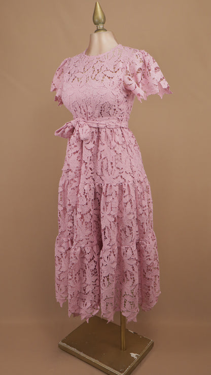 Vestido midi de encaje guipur con falda escalonada y lazo en la cintura