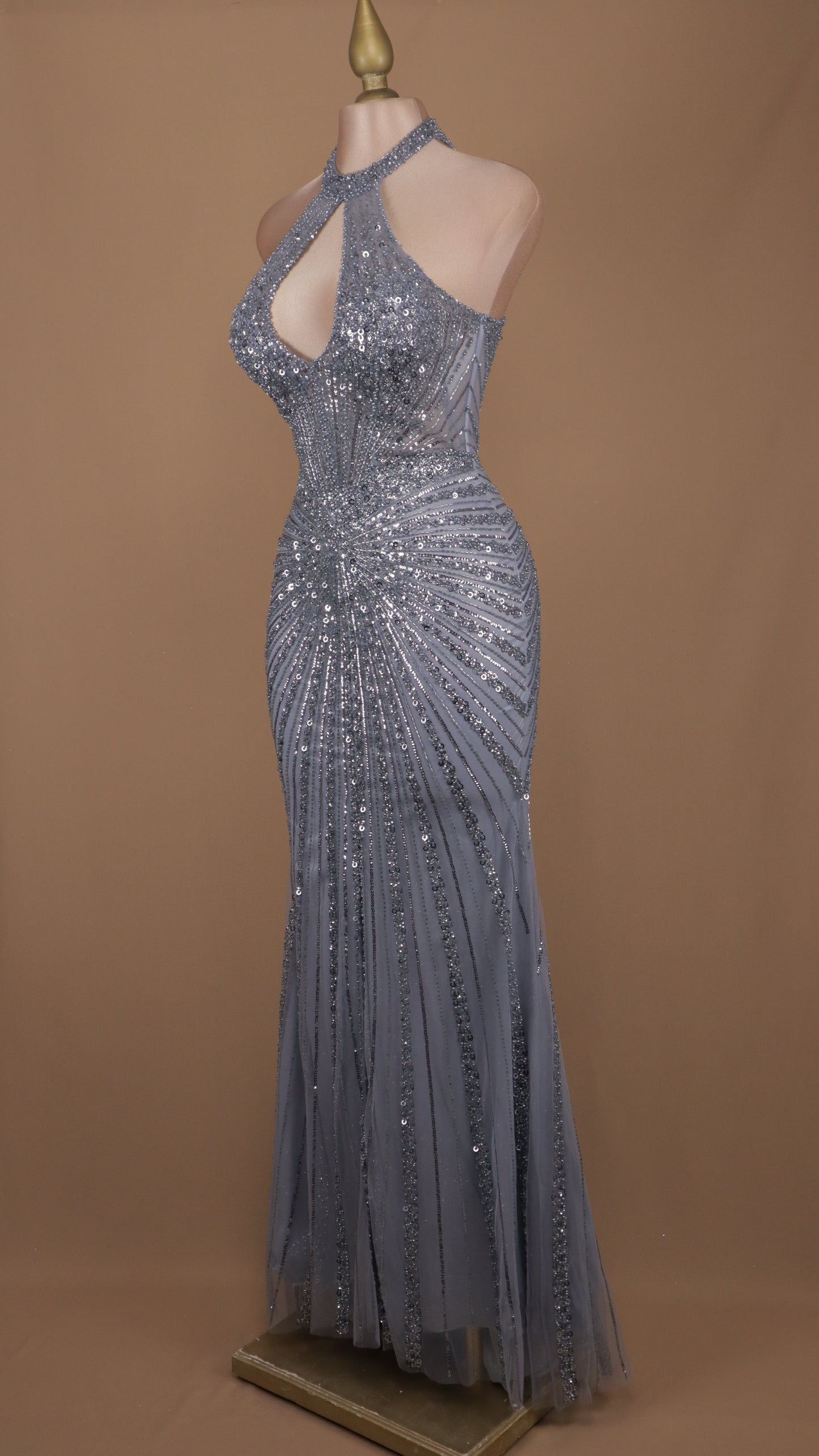 Vestido largo de graduación cuello halter con escote