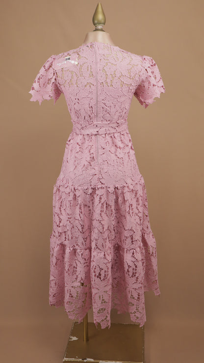 Vestido midi de encaje guipur con falda escalonada y lazo en la cintura