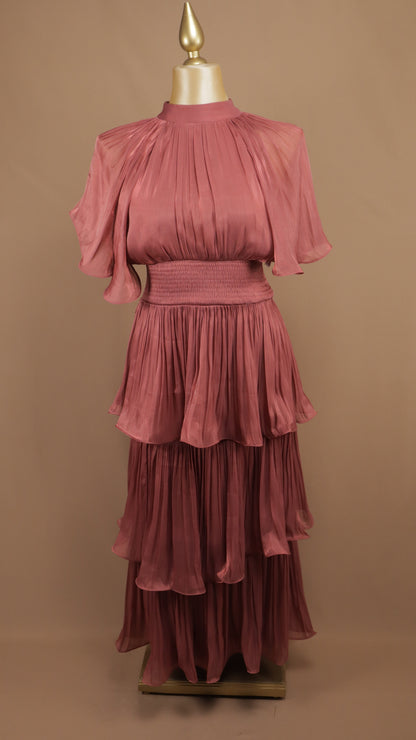 Vestido midi plisado de capas con cuello alto