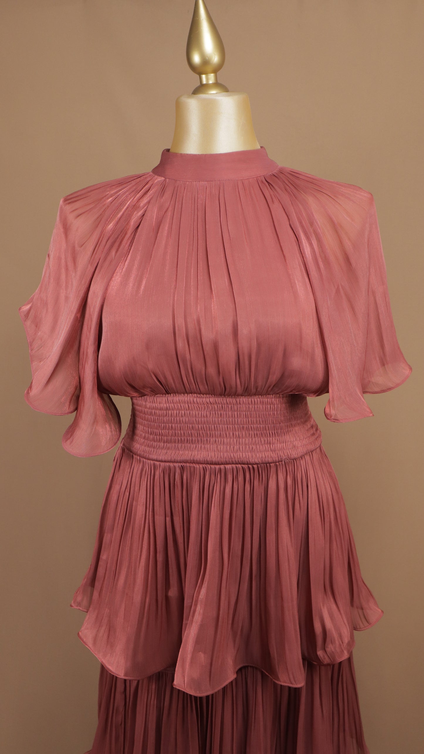 Vestido midi plisado de capas con cuello alto