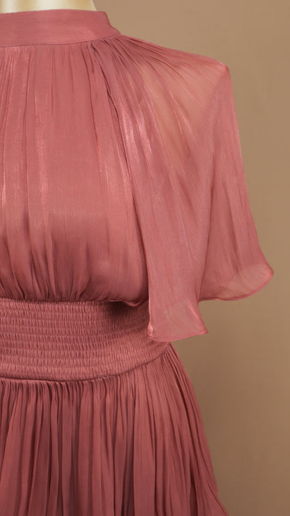 Vestido midi plisado de capas con cuello alto