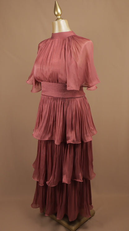 Vestido midi plisado de capas con cuello alto