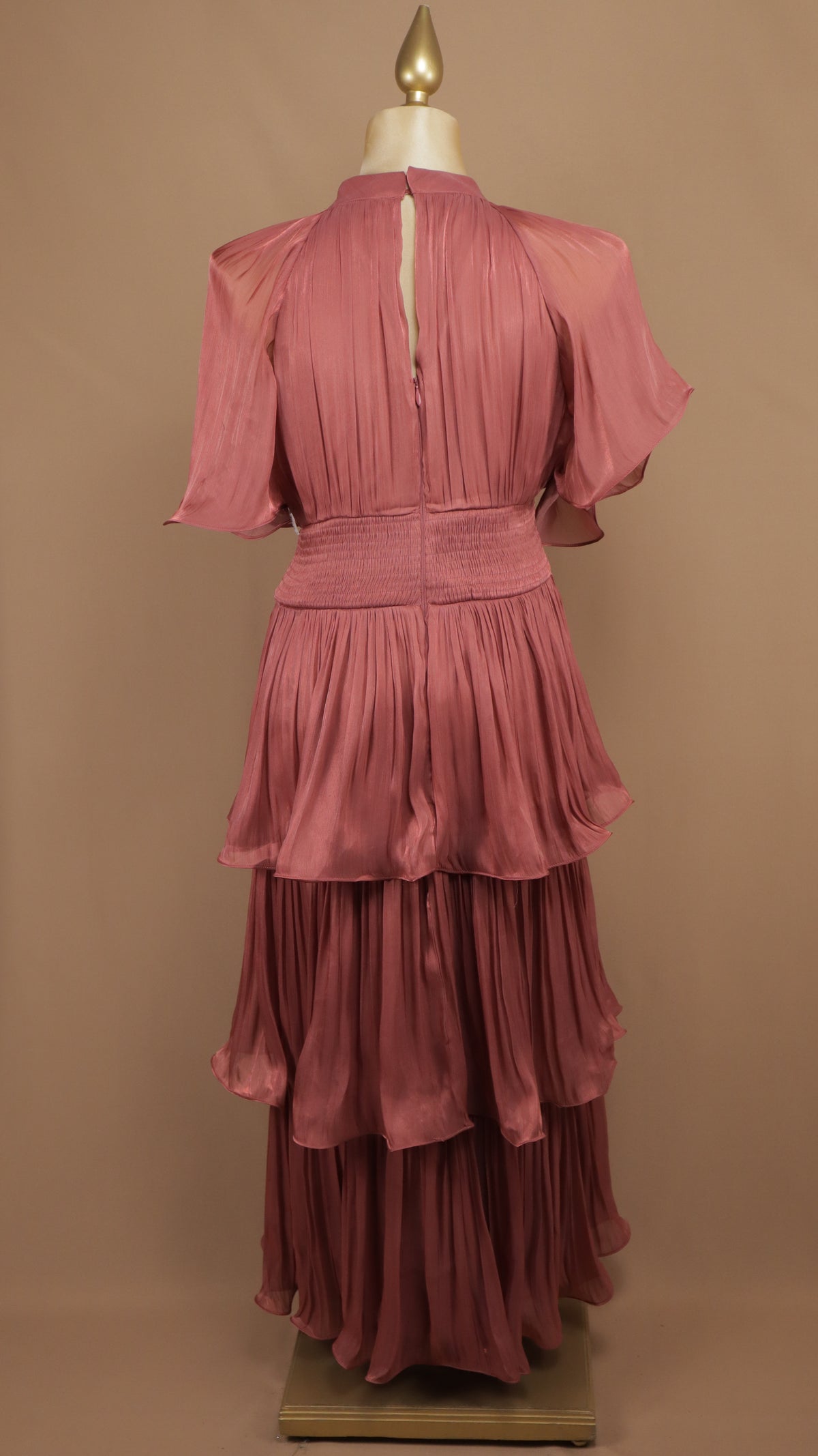 Vestido midi plisado de capas con cuello alto