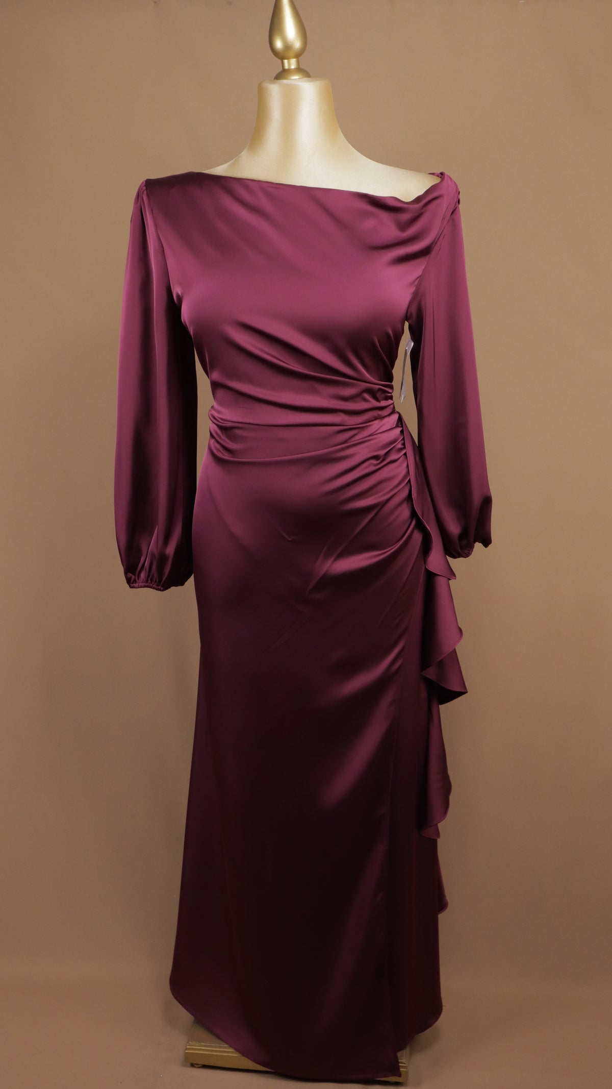 Vestido de noche satinado con drapeado lateral y mangas abullonadas