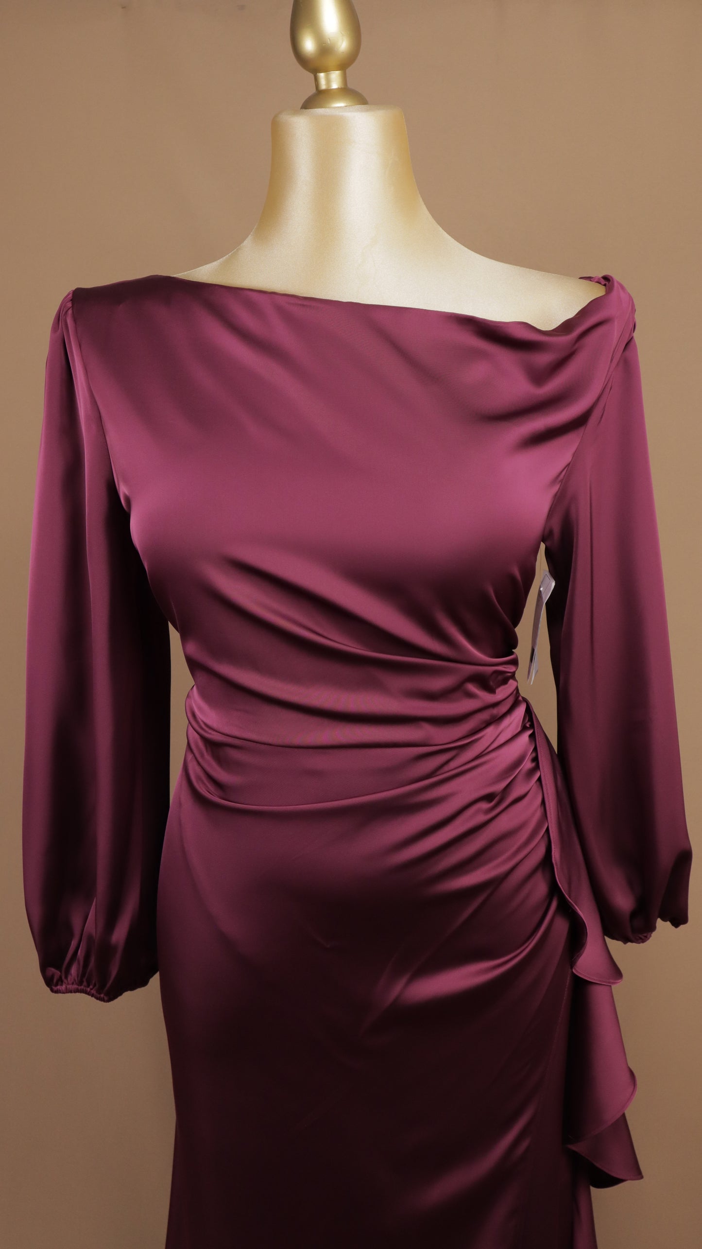 Vestido de noche satinado con drapeado lateral y mangas abullonadas