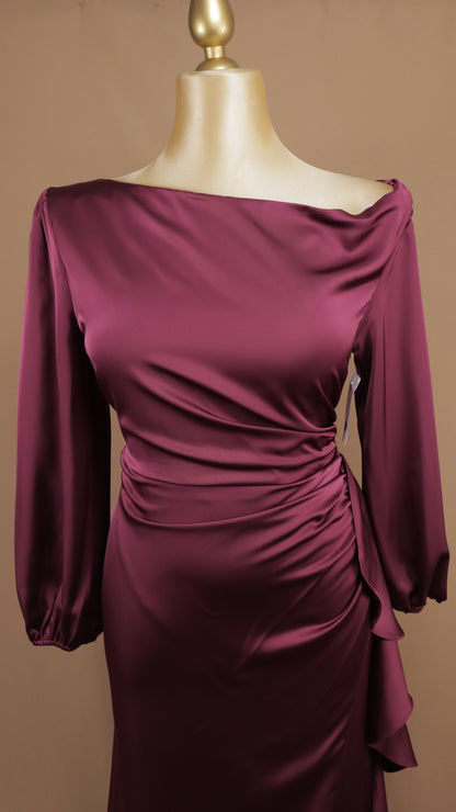 Vestido de noche satinado con drapeado lateral y mangas abullonadas