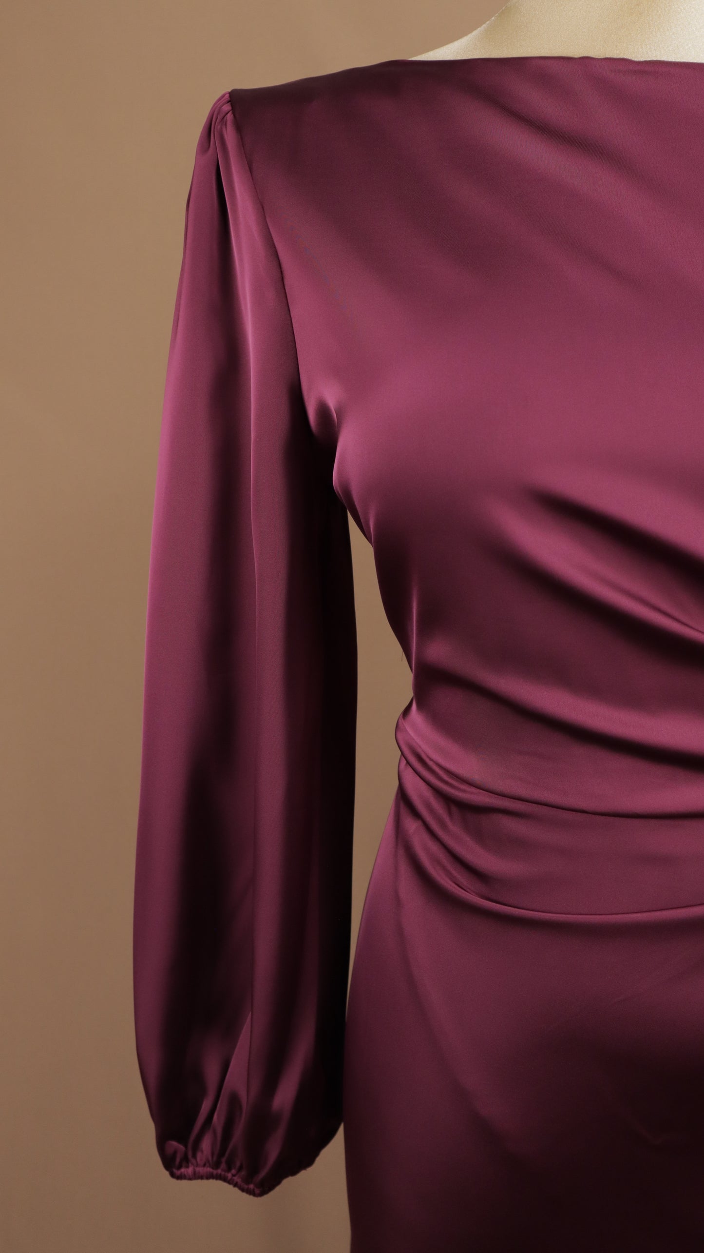 Vestido de noche satinado con drapeado lateral y mangas abullonadas