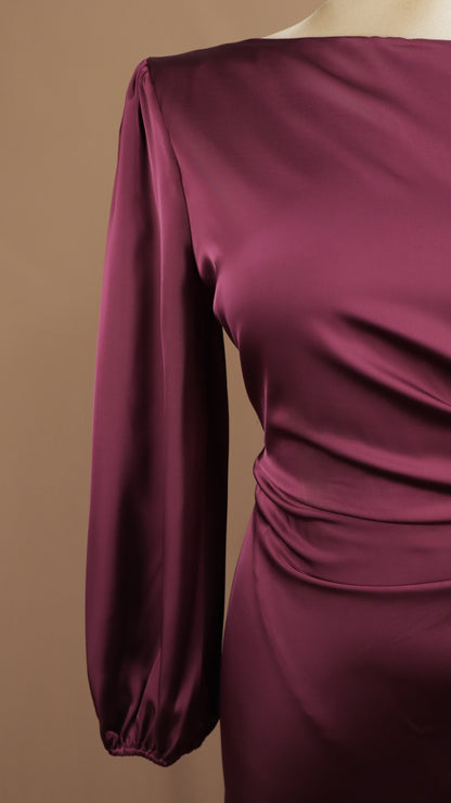 Vestido de noche satinado con drapeado lateral y mangas abullonadas